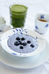 Hemp porridge with blueberry - carolinefibaek.com